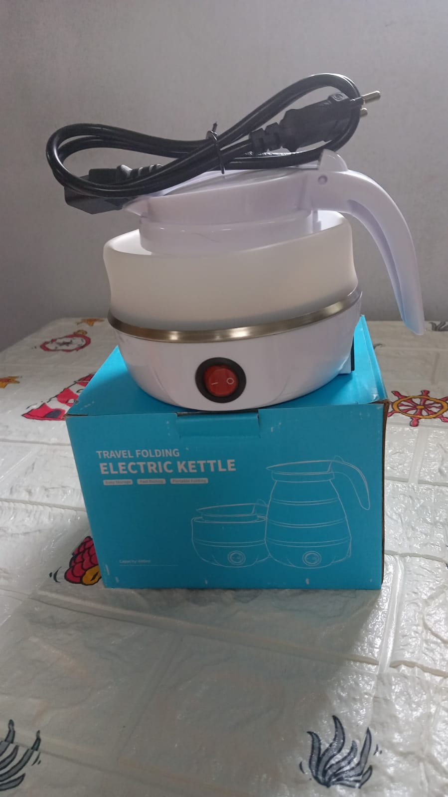 Portable electric kettle with collapsible silicone body Portable electric kettle with collapsible silicone body